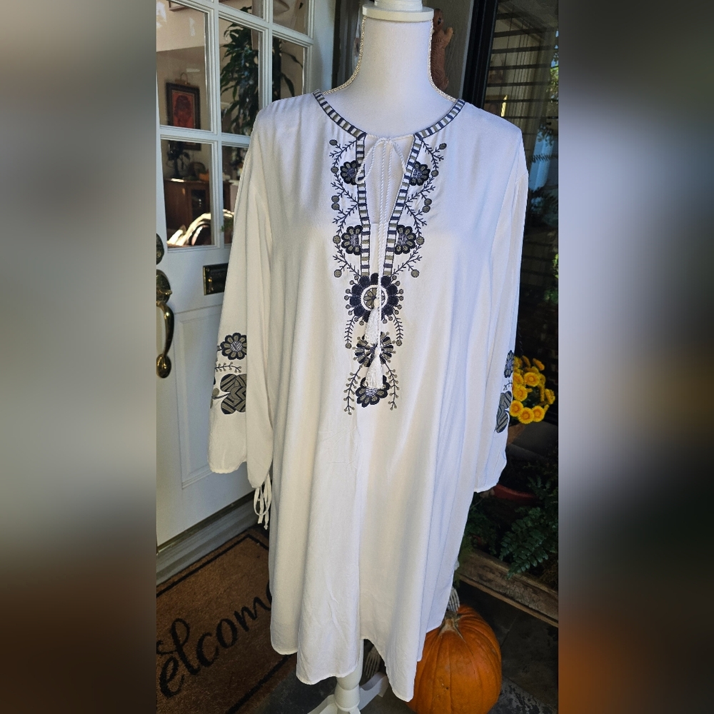 C/C White Tunic with Blue Embroidery Size XL  NWOT